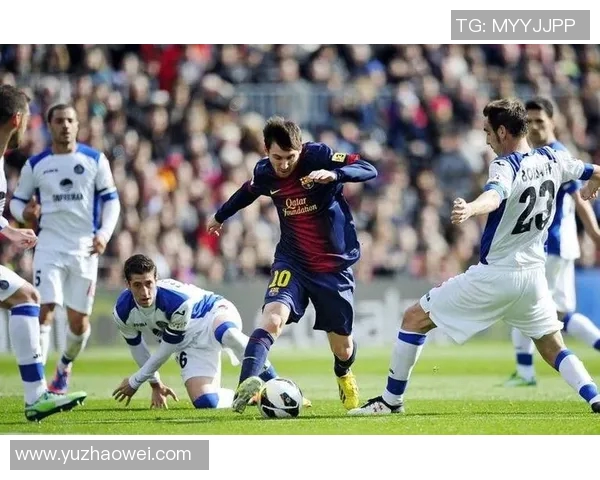 足球球星与路人偶遇街头瞬间展现真实一面引发热议